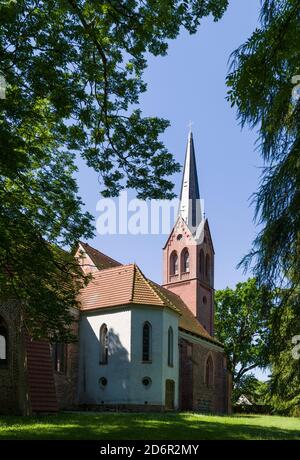 Die Kirche in Krummin an der Krumminger Wieck. Europa, Deutschland, Mecklenburg-Vorpommern, Usedom, Juni Stockfoto