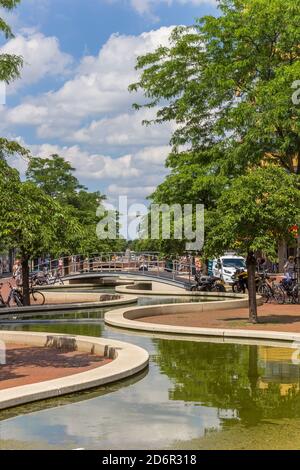 Brücke über den Kanal im Einkaufszentrum von Hoogeveen, Niederlande Stockfoto