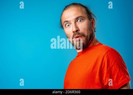 Erstaunt und verwirrt bärtigen Mann sieht mit Erstaunen Stockfoto