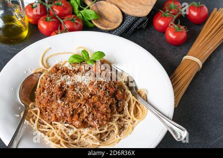 Nudeln mit Bolognese-Sauce auf einem Nudelteller anbraten Oben Stockfoto