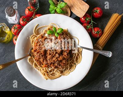 Nudeln mit Bolognese-Sauce auf einem Nudelteller anbraten Oben Stockfoto