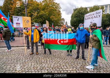 17. Oktober 2020, Berlin, am Neptunbrunnen vor dem Roten Rathaus demonstrieren Aserbaidschaner und Unterstützer dafür, dass Karabach zu Aserbaidschan gehört. Viele aserbaidschanische Nationalflaggen sind zu sehen. Demonstranten mit der aserbaidschanischen Nationalflagge. Weltweite Nutzung Stockfoto