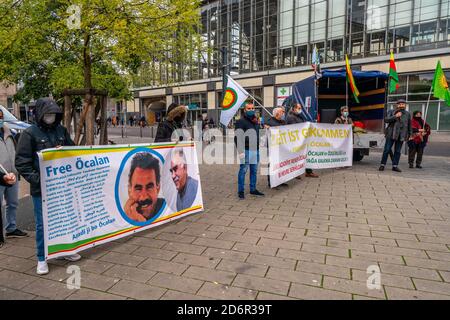 Am 17. Oktober 2020, Berlin, demonstrieren Anhänger von Abdullah Ocalan in einer kleinen Gruppe vor dem Bahnhof am Berliner Alexanderplatz mit Transparenten und Schildern zur Freilassung des seit 1999 inhaftierten ehemaligen PKK-Führers. Ocalan wird zu lebenslanger Haft verurteilt. Die meisten Demonstranten tragen die Fahne der Kurdischen Demokratischen Einheitspartei (Partiya Yekîtiya Demokrat), die der PKK nahe stehen soll. Weltweite Nutzung Stockfoto