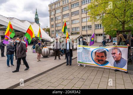 Am 17. Oktober 2020, Berlin, demonstrieren Anhänger von Abdullah Ocalan in einer kleinen Gruppe vor dem Bahnhof am Berliner Alexanderplatz mit Transparenten und Schildern zur Freilassung des seit 1999 inhaftierten ehemaligen PKK-Führers. Ocalan wird zu lebenslanger Haft verurteilt. Die meisten Demonstranten tragen die Fahne der Kurdischen Demokratischen Einheitspartei (Partiya Yekîtiya Demokrat), die der PKK nahe stehen soll. Weltweite Nutzung Stockfoto