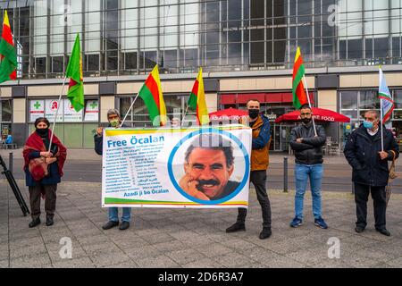 Am 17. Oktober 2020, Berlin, demonstrieren Anhänger von Abdullah Ocalan in einer kleinen Gruppe vor dem Bahnhof am Berliner Alexanderplatz mit Transparenten und Schildern zur Freilassung des seit 1999 inhaftierten ehemaligen PKK-Führers. Ocalan wird zu lebenslanger Haft verurteilt. Die meisten Demonstranten tragen die Fahne der Kurdischen Demokratischen Einheitspartei (Partiya Yekîtiya Demokrat), die der PKK nahe stehen soll. Weltweite Nutzung Stockfoto