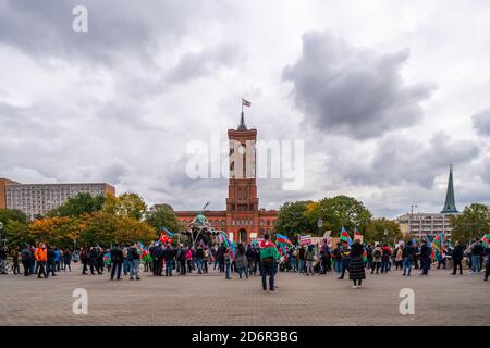 17. Oktober 2020, Berlin, am Neptunbrunnen vor dem Roten Rathaus demonstrieren Aserbaidschaner und Unterstützer dafür, dass Karabach zu Aserbaidschan gehört. Viele aserbaidschanische Nationalflaggen sind zu sehen. Demonstranten mit der aserbaidschanischen Nationalflagge. Weltweite Nutzung Stockfoto