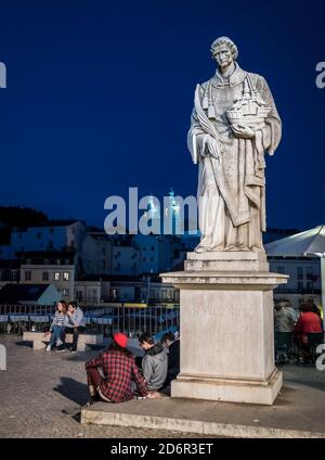 LISSABON, PORTUGAL - 1. JUNI 2018: Denkmal des Heiligen Vicente in Lissabon bei Nacht Stockfoto