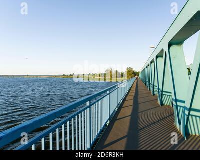 Brücke über den Peenestrom nähe Zecherin auf der Insel Usedom. Europa, Deutschland, Mecklenburg-Vorpommern, Usedom, Juni Stockfoto