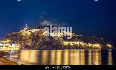 Die beleuchtete Burg von Myrina am Fuße von Lemnos In Griechenland Stockfoto