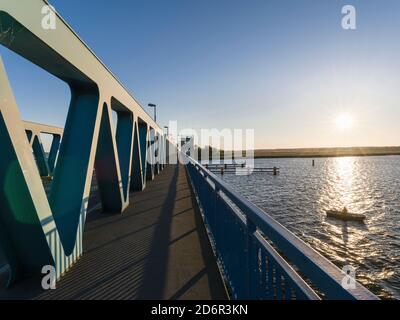 Brücke über den Peenestrom nähe Zecherin auf der Insel Usedom. Europa, Deutschland, Mecklenburg-Vorpommern, Usedom, Juni Stockfoto