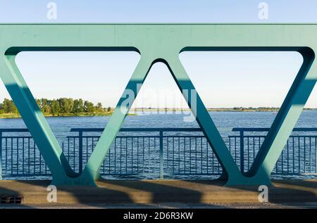 Brücke über den Peenestrom nähe Zecherin auf der Insel Usedom. Europa, Deutschland, Mecklenburg-Vorpommern, Usedom, Juni Stockfoto