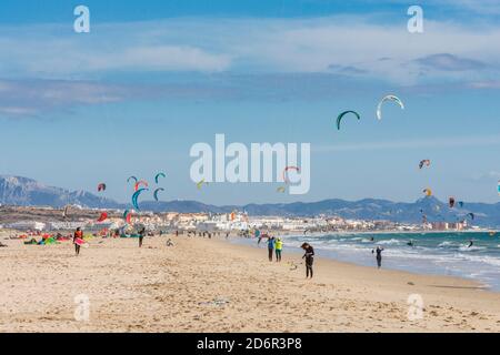 Tarifa Surfen, Kitesurfen, Kiteboarding, Kiteboarder, Kitesurfer Tag am Strand Los Lances, Tarifa, Cadiz, Andalusien, Spanien Stockfoto