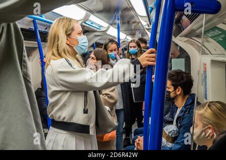 London, Großbritannien. Oktober 2020. Die Passagierzahlen bleiben in der U-Bahn zurückgegangen, steigen aber jetzt an und die Züge sind moderat beschäftigt, insbesondere zur Hauptverkehrszeit. Genau wie die Regierung beginnt, ihre Coronavirus-Leitlinien (covid 19) wieder zu straffen. Diejenigen, die Reisen meist tragen Masken, nachdem sie obligatorisch auf öffentlichen Verkehrsmitteln. Kredit: Guy Bell/Alamy Live Nachrichten Stockfoto