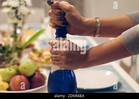Schöne Tischeinstellung für Home Party. FNE Dining mit und Glaswaren, Kerzen und Champagner. Stockfoto
