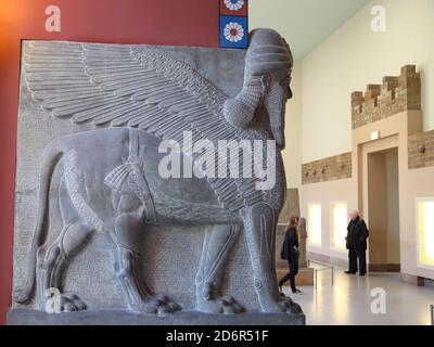 Assyrische Skulptur eines Lamassu im Pergamon Museum, Berlin, Deutschland Stockfoto