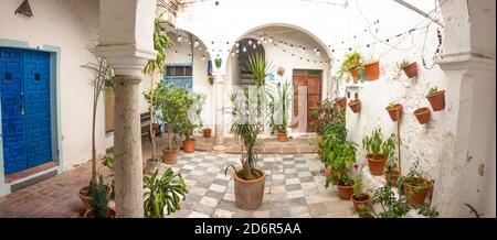 Typisch spanischer Innenhof in Tarifa, Andalusien, Spanien. Stockfoto