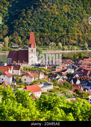 Mittelalterliche Stadt Weissenkirchen in der Wachau, mit befestigter Kirche Mariae Himmelfahrt. Die Wachau ist ein berühmter Weinberg und als Wachau Kulturgut gelistet Stockfoto