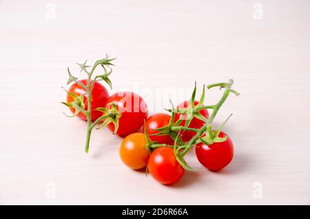 Stillleben von Kirschtomaten, Kirschtomaten, Solanum lycopersicum var. cerasiforme, homegrown, auf einem hölzernen Schreibtisch in der Küche Stockfoto