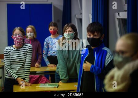 Kiel, Deutschland. Oktober 2020. Schülerinnen und Schüler der sechsten Klasse der Max-Planck-Schule in Kiel warten in ihrem Klassenzimmer auf den Unterrichtsbeginn nach den Herbstferien. Quelle: Gregor Fischer/dpa/Alamy Live News Stockfoto