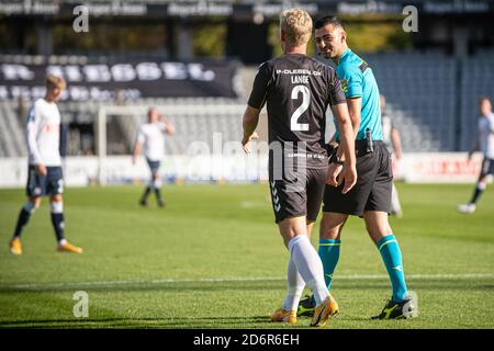 Aarhus, Dänemark. Oktober 2020. Thor lange (2) von AC Horsens im Gespräch mit Schiedsrichter Aydin Uslu beim 3F Superliga-Spiel zwischen Aarhus GF und AC Horsens im Ceres Park in Aarhus. (Foto: Gonzales Photo - Morten Kjaer). Stockfoto