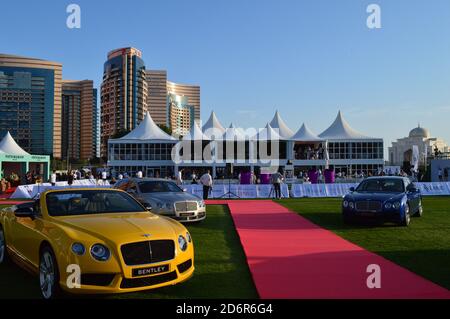 Abu Dhabi, VAE - 2015. Luxusautos, die für die Gäste der Lifestyle-Veranstaltung im Emirates Palace um den Roten Teppich in den Zelten ausgestellt wurden Stockfoto