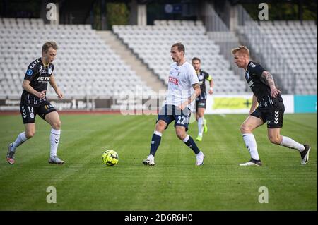 Aarhus, Dänemark. Oktober 2020. Benjamin Hvidt (22) von AGF gesehen zwischen Casper Tengstedt (17) und Bjarke Jacobsen (8) von AC Horsens während des 3F Superliga-Spiels zwischen Aarhus GF und AC Horsens im Ceres Park in Aarhus. (Foto: Gonzales Photo - Morten Kjaer). Stockfoto