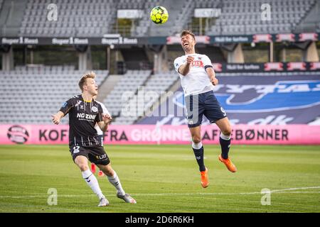 Aarhus, Dänemark. Oktober 2020. Patrick Mortensen (9) von AGF und Casper Tengstedt (17) von AC Horsens beim 3F Superliga-Spiel zwischen Aarhus GF und AC Horsens im Ceres Park in Aarhus. (Foto: Gonzales Photo - Morten Kjaer). Stockfoto