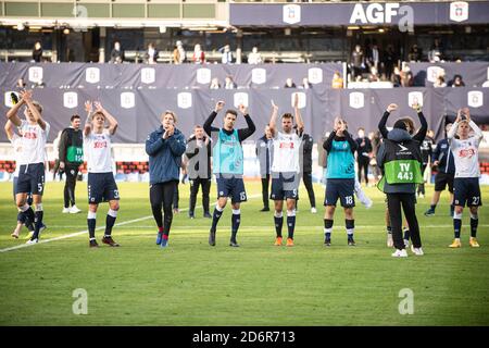 Aarhus, Dänemark. Oktober 2020. Die Spieler der AGF danken den Fans nach dem 3F Superliga Spiel zwischen Aarhus GF und AC Horsens im Ceres Park in Aarhus. (Foto: Gonzales Photo - Morten Kjaer). Stockfoto