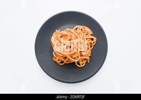 Spaghetti Bolognese sind eine der typischsten und bekanntesten Arten der Herstellung. Es besteht aus einer Paste, gewürzt mit einer Sauce, deren Zutaten Tom sind Stockfoto