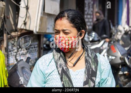 Dehradun, Uttarakhand/Indien-Oktober 14 2020:schöne indische Dame trägt Gesichtsmaske in Corona Epidemie in Indien. Hochwertige Fotos Stockfoto