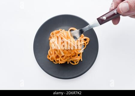 Spaghetti Bolognese sind eine der typischsten und bekanntesten Arten der Herstellung. Es besteht aus einer Paste, gewürzt mit einer Sauce, deren Zutaten Tom sind Stockfoto