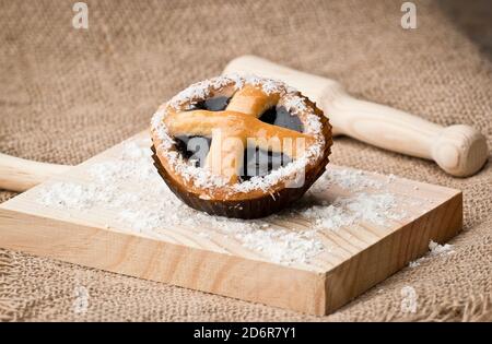 Himbeerkuchen. In Spanien wird der Begriff "Kuchen" allgemein verwendet, um die Zubereitungen zu bezeichnen, die in Konditoreien hergestellt werden, die als Ca bezeichnet werden sollten Stockfoto