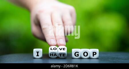 Hand dreht Würfel und ändert den Ausdruck 'I Hate GOP' (große alte Partei) zu 'I love GOP'. Stockfoto