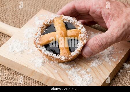 Himbeerkuchen. In Spanien wird der Begriff "Kuchen" allgemein verwendet, um die Zubereitungen zu bezeichnen, die in Konditoreien hergestellt werden, die als Ca bezeichnet werden sollten Stockfoto