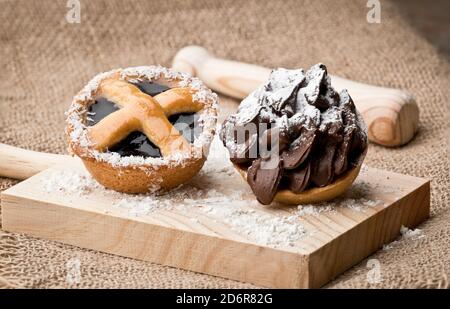 Trüffel- und Himbeerkuchen. Die spanische Konditorei ist ein spezialisierter Teil der spanischen Küche, der auf die Zubereitung verschiedener Desserts und Süssspeisen spezialisiert ist Stockfoto