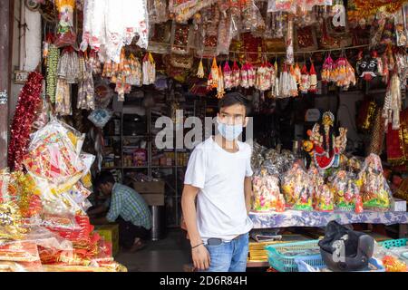 Dehradun, Uttarakhand/Indien-Oktober 14 2020:EIN intelligenter Junge, der Gesichtsmaske trägt, wegen der Corona-Pandemie in indien. . Hochwertige Fotos Stockfoto