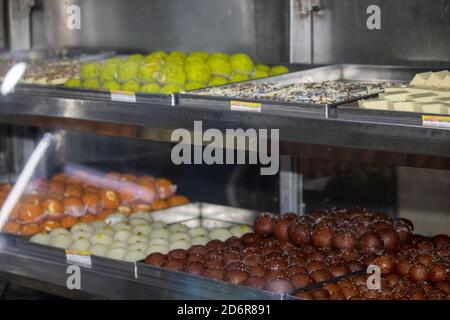 Dehradun, Uttarakhand/Indien-Oktober 14 2020:traditionelle indische Süßigkeiten sind bereit zum Verkauf in Festival in Indien, Barfi & Gulab Jamun sind sehr beliebte Süßigkeiten von indien. . Hochwertige Fotos Stockfoto
