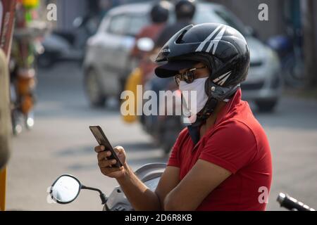 Dehradun, Uttarakhand/Indien-Oktober 14 2020:EIN Mann, der sein Gesicht mit dem Handy bedeckt, weil er eine Corona-Pandemie in Indien hatte. . Hochwertige Fotos Stockfoto