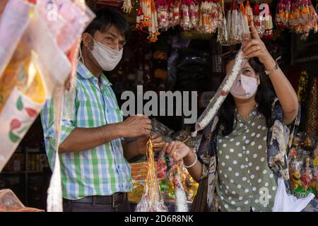 Dehradun, Uttarakhand/Indien-Oktober 14 2020:EINE schöne indische Dame trägt Gesichtsmaske ist einkaufen für das Navratri-Festival in Corona Pandemie. Hochwertige Fotos Stockfoto