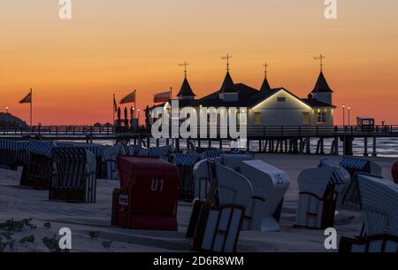 Die berühmte Seebrücke in Ahlbeck, ein ikonisches Gebäude in traditioneller deutscher Resort-Architektur (Baederarchitektur) auf der Insel Usedom. Europa, Deutschland Stockfoto