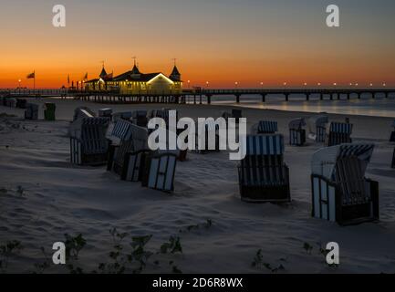 Die berühmte Seebrücke in Ahlbeck, ein ikonisches Gebäude in traditioneller deutscher Resort-Architektur (Baederarchitektur) auf der Insel Usedom. Europa, Deutschland Stockfoto