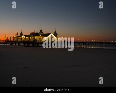 Die berühmte Seebrücke in Ahlbeck, ein ikonisches Gebäude in traditioneller deutscher Resort-Architektur (Baederarchitektur) auf der Insel Usedom. Europa, Deutschland Stockfoto