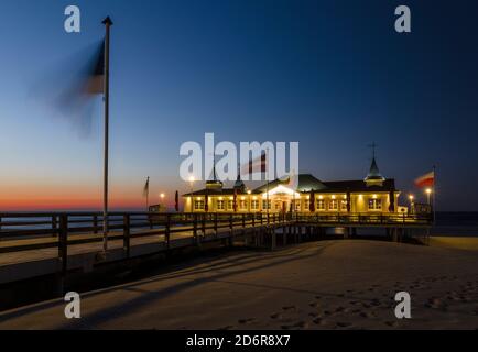 Die berühmte Seebrücke in Ahlbeck, ein ikonisches Gebäude in traditioneller deutscher Resort-Architektur (Baederarchitektur) auf der Insel Usedom. Europa, Deutschland Stockfoto