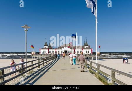 Die berühmte Seebrücke in Ahlbeck, ein ikonisches Gebäude in traditioneller deutscher Resort-Architektur (Baederarchitektur) auf der Insel Usedom. Europa, Deutschland Stockfoto