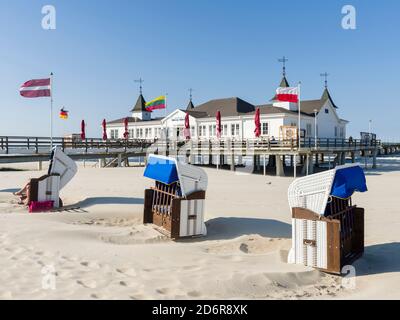 Die berühmte Seebrücke in Ahlbeck, ein ikonisches Gebäude in traditioneller deutscher Resort-Architektur (Baederarchitektur) auf der Insel Usedom. Europa, Deutschland Stockfoto