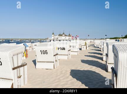 Traditionelle Liegen am Strand bei Ahlbeck an der Ostseeküste. Europa, Deutschland, Mecklenburg-Vorpommern, Usedom, Juni Stockfoto