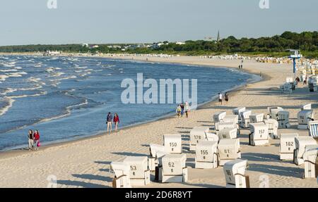 Traditionelle Liegen am Strand in der Nähe von Heringsdorf an der Küste der Ostsee. Europa, Deutschland, Mecklenburg-Vorpommern, Usedom, Juni Stockfoto