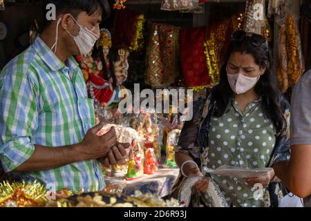 Dehradun, Uttarakhand/Indien-Oktober 14 2020:EINE schöne indische Dame trägt Gesichtsmaske ist einkaufen für das Navratri-Festival in Corona Pandemie. Hochwertige Fotos Stockfoto