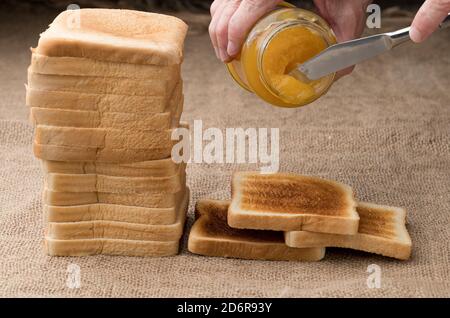 Brotscheiben ist ein Laib Brot, das mit einer Maschine geschnitten und verpackt wurde für die Bequemlichkeit. Es wurde zum ersten Mal im Jahr 1928 verkauft, beworben als "The greate Stockfoto