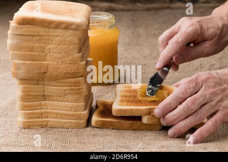 Brotscheiben ist ein Laib Brot, das mit einer Maschine geschnitten und verpackt wurde für die Bequemlichkeit. Es wurde zum ersten Mal im Jahr 1928 verkauft, beworben als "The greate Stockfoto